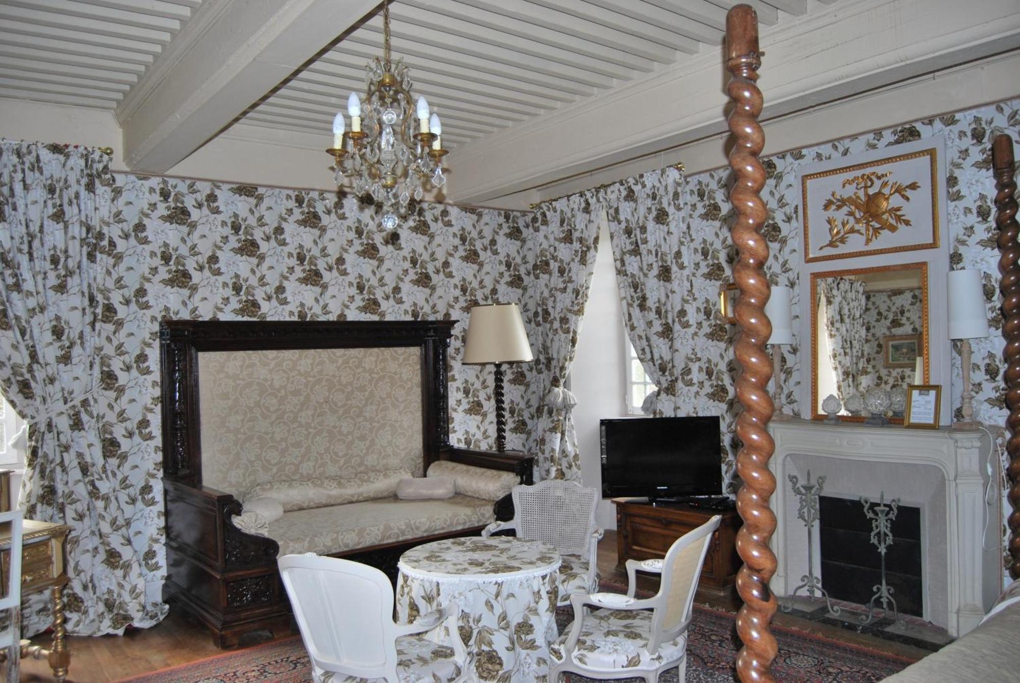 Chateau De Chantelauze Olliergues Δωμάτιο φωτογραφία